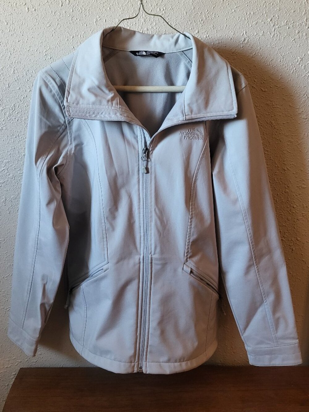 North Face women's lightweight gray jacket. EUC. Medium